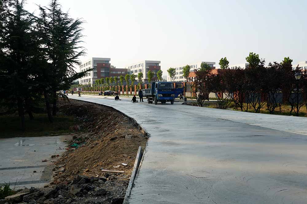 玉龙湾开发商投资建设的高新区实验学校南门道路已启动修建(图2)