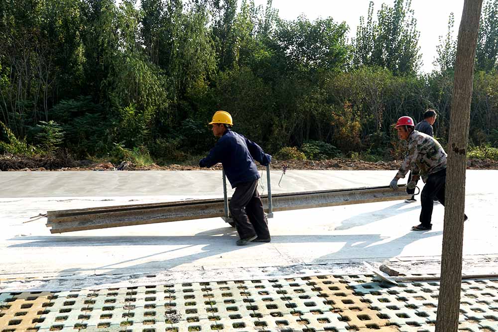 玉龙湾开发商投资建设的高新区实验学校南门道路已启动修建(图4)