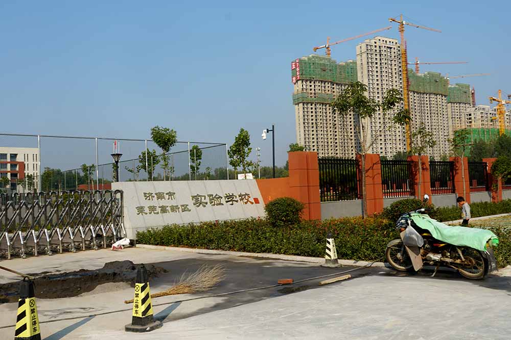玉龙湾开发商投资建设的高新区实验学校南门道路已启动修建(图5)
