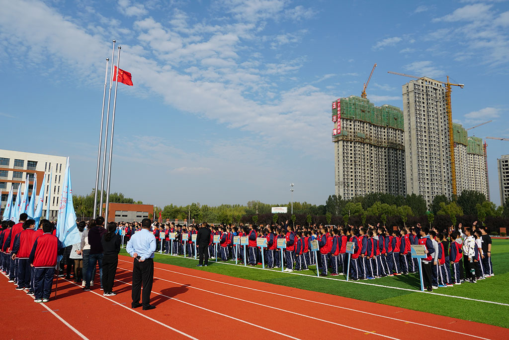 莱芜高新区实验学校“玉龙杯”“阳光足球 快乐足球”班级足球联赛隆重举行(图3)