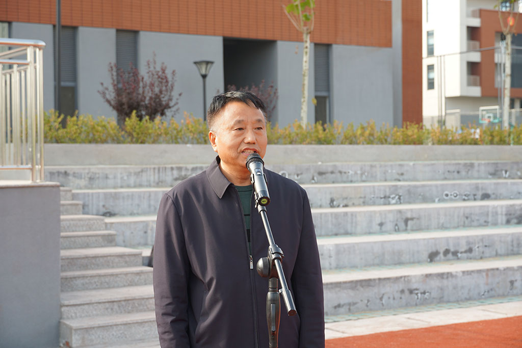 莱芜高新区实验学校“玉龙杯”“阳光足球 快乐足球”班级足球联赛隆重举行(图4)
