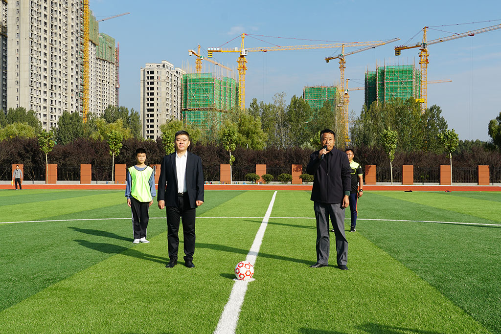 莱芜高新区实验学校“玉龙杯”“阳光足球 快乐足球”班级足球联赛隆重举行(图5)