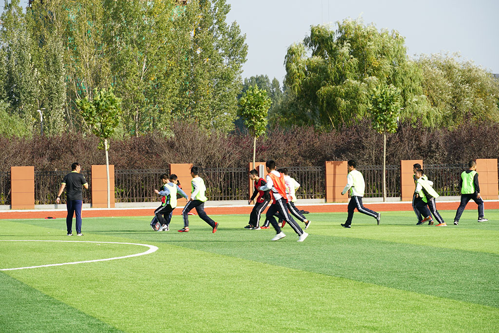 莱芜高新区实验学校“玉龙杯”“阳光足球 快乐足球”班级足球联赛隆重举行(图6)
