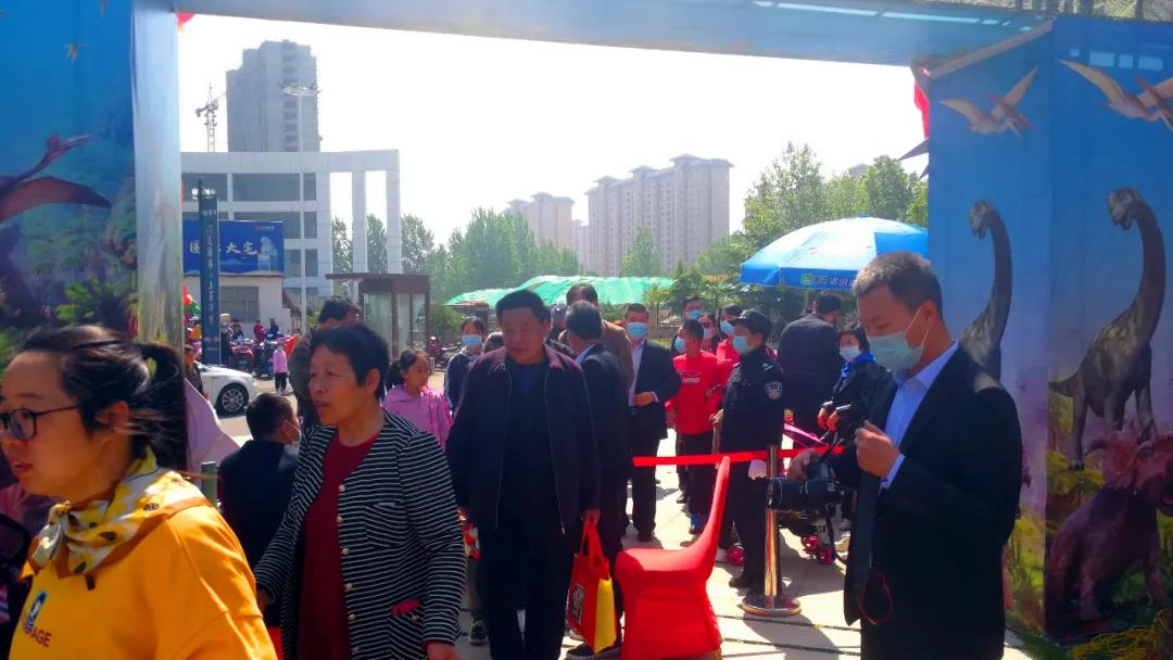 中洋·悦澜府 | 五一游玩好去处！奇幻恐龙展震撼来袭!(图5)