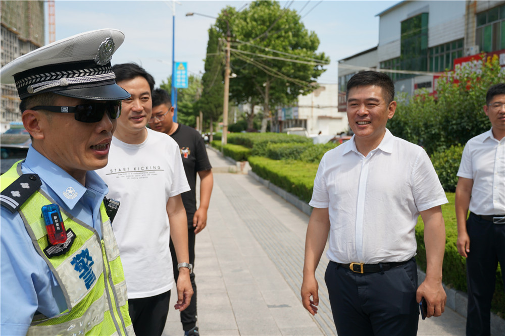 玉龙湾炎炎夏日送清凉，慰问莱芜交警及考场安保执勤人员，助力高考！(图7)