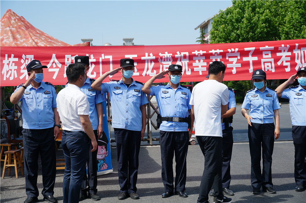 玉龙湾炎炎夏日送清凉，慰问莱芜交警及考场安保执勤人员，助力高考！(图8)