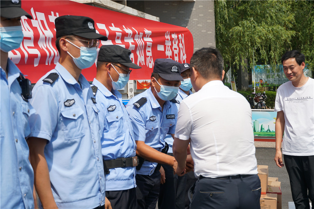 玉龙湾炎炎夏日送清凉，慰问莱芜交警及考场安保执勤人员，助力高考！(图9)