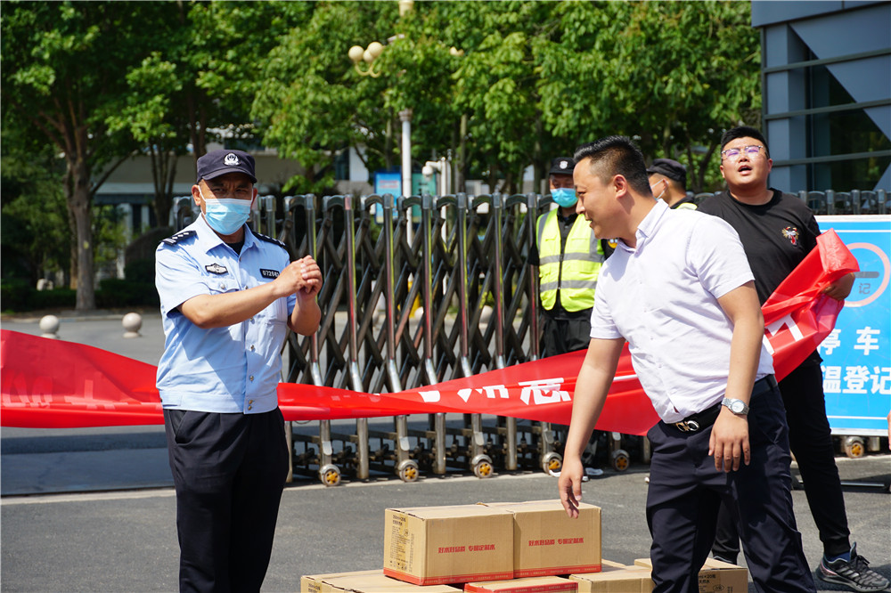 玉龙湾炎炎夏日送清凉，慰问莱芜交警及考场安保执勤人员，助力高考！(图11)