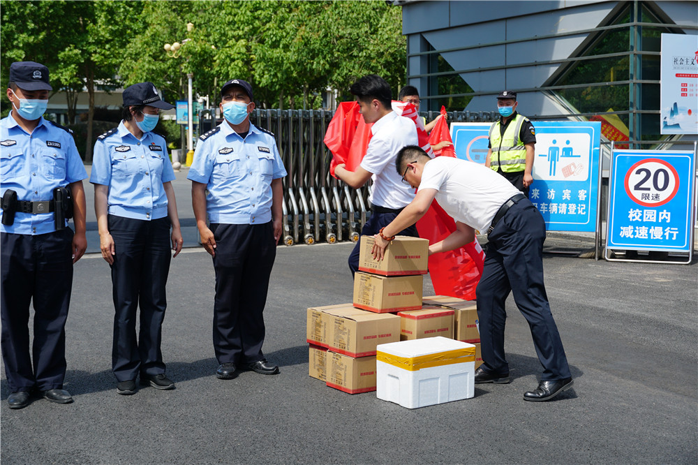 玉龙湾炎炎夏日送清凉，慰问莱芜交警及考场安保执勤人员，助力高考！(图12)