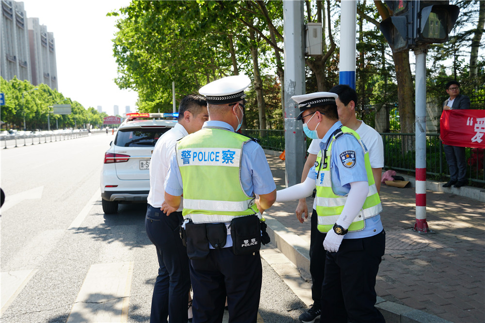 玉龙湾炎炎夏日送清凉，慰问莱芜交警及考场安保执勤人员，助力高考！(图15)