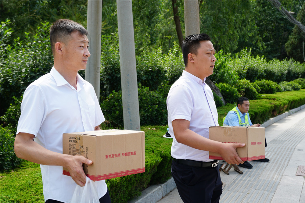 玉龙湾炎炎夏日送清凉，慰问莱芜交警及考场安保执勤人员，助力高考！(图16)