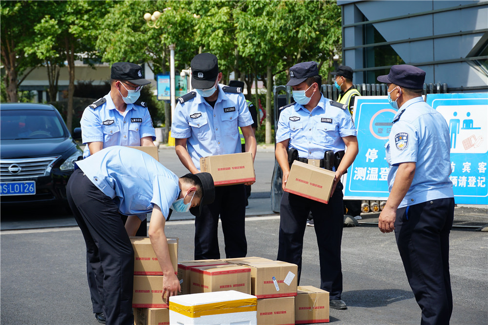 玉龙湾炎炎夏日送清凉，慰问莱芜交警及考场安保执勤人员，助力高考！(图19)