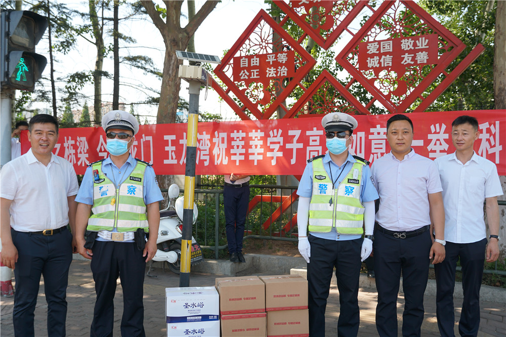 玉龙湾炎炎夏日送清凉，慰问莱芜交警及考场安保执勤人员，助力高考！(图20)