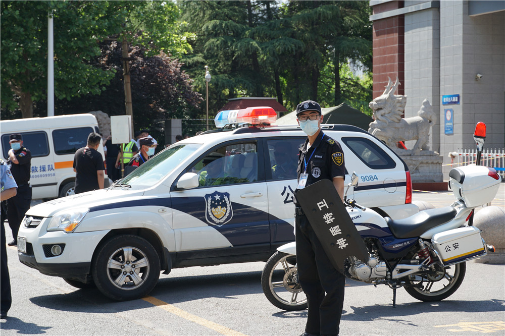 助力高考 | 兴宇·凤栖台“爱心送水”,慰问高考执勤民警 (图1)