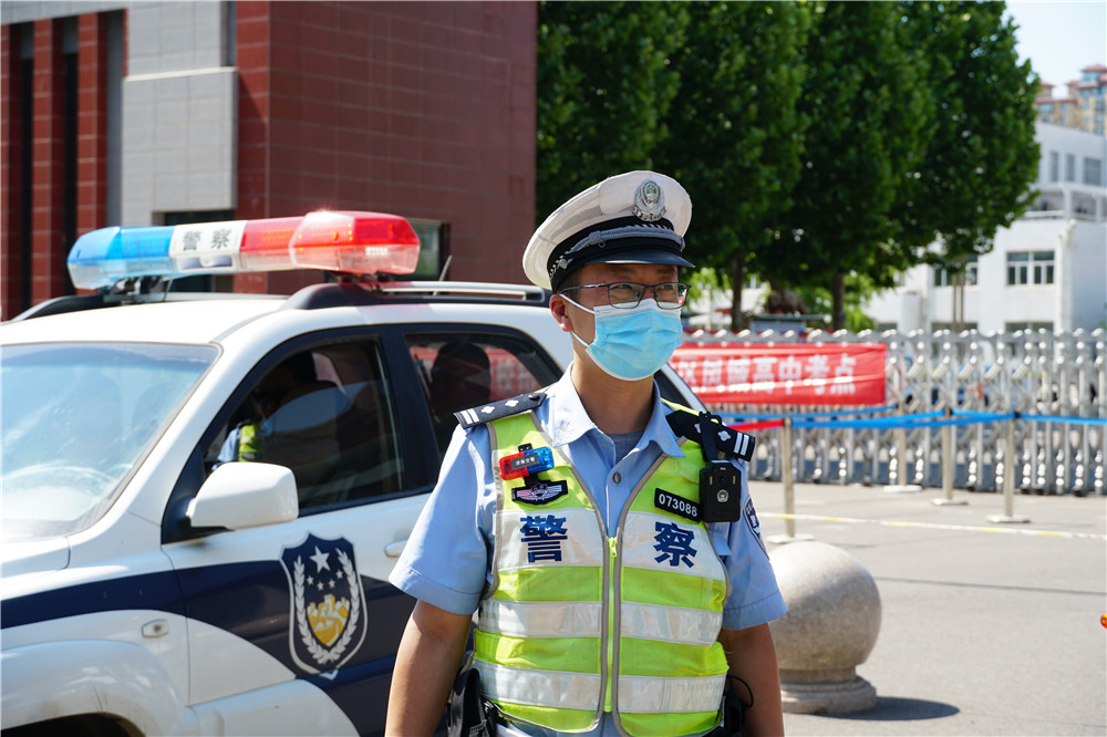 助力高考 | 兴宇·凤栖台“爱心送水”,慰问高考执勤民警 (图2)