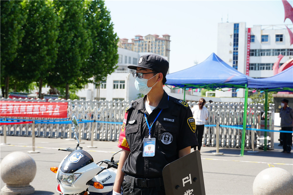 助力高考 | 兴宇·凤栖台“爱心送水”,慰问高考执勤民警 (图3)