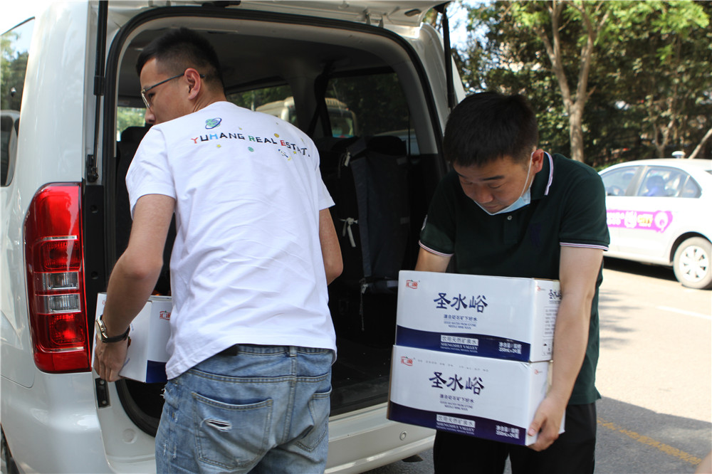 助力高考 | 兴宇·凤栖台“爱心送水”,慰问高考执勤民警 (图5)