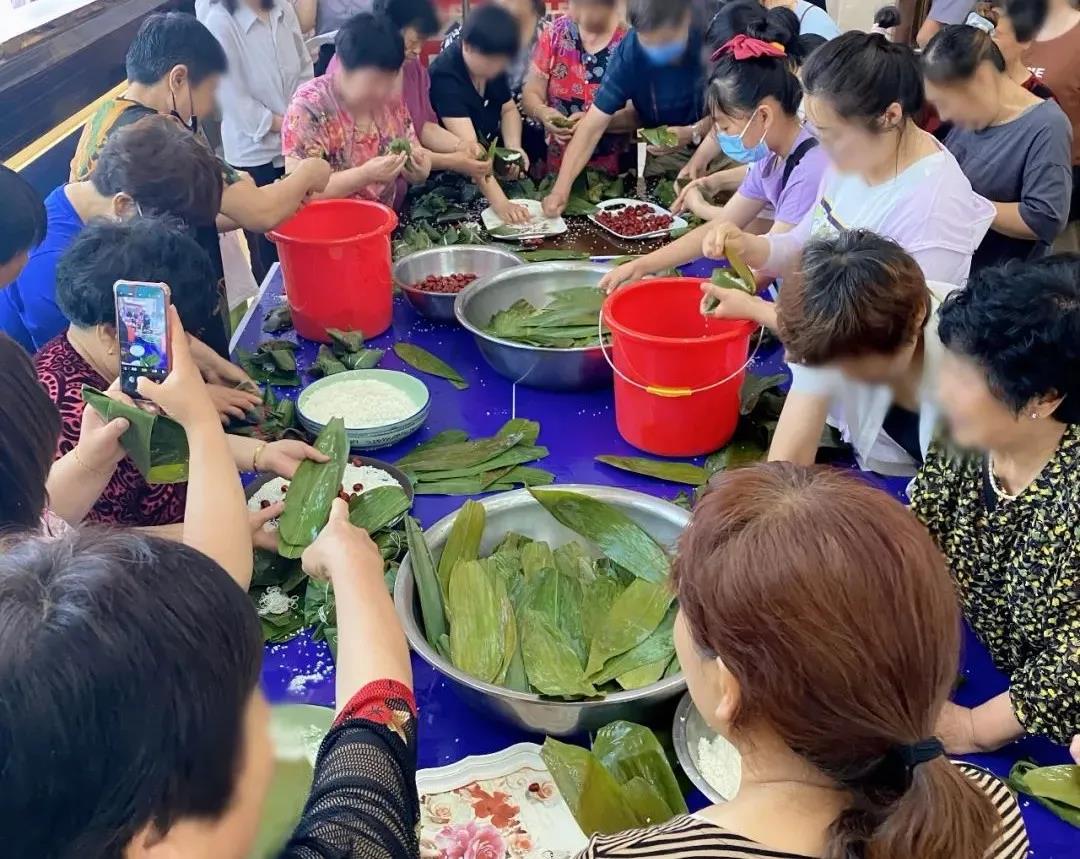 汇家物业“棕”情相邀，邻里齐聚营销中心包粽子，热闹又温馨！(图2)