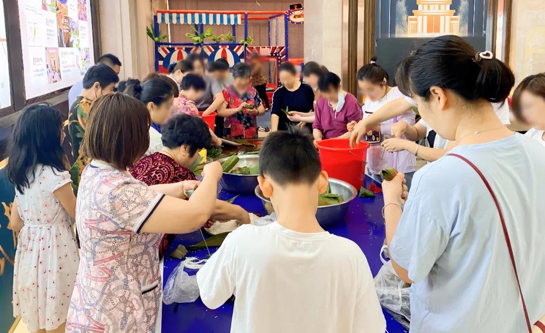 汇家物业“棕”情相邀，邻里齐聚营销中心包粽子，热闹又温馨！(图4)