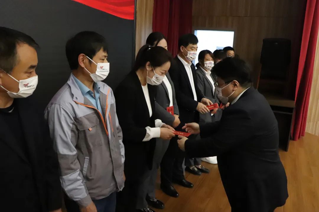 致敬平凡中的伟大 | 兴宇集团宇航地产抗疫先锋表彰会圆满举行(图6)